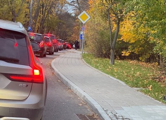 Zdjęcie przedstawia samochody w korku.
