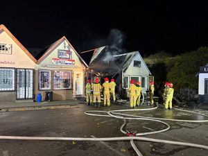 zdjęcia przedstawiają pożar, funkcjonariuszy straży pożarnej, policjantów którzy prowadzą osobę