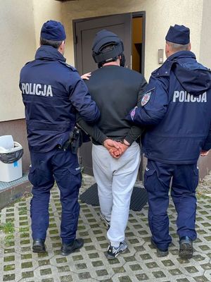 zdjęcia przedstawiają pożar, funkcjonariuszy straży pożarnej, policjantów którzy prowadzą osobę