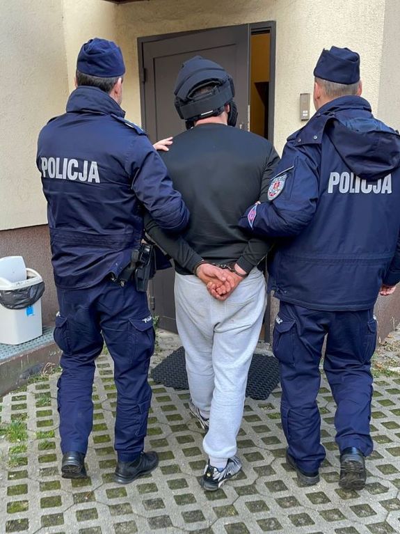 zdjęcia przedstawiają pożar, funkcjonariuszy straży pożarnej, policjantów którzy prowadzą osobę