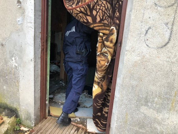 zdjęcie przedstawia policjanta w pustostanie