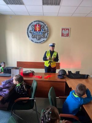 Zdjęcia przedstawiają dzieci z policjantami