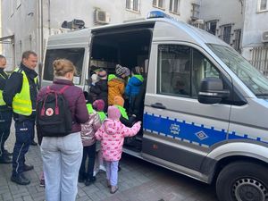 Zdjęcia przedstawiają dzieci z policjantami