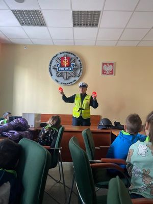 Zdjęcia przedstawiają dzieci z policjantami