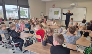 Zdjęcie przedstawia policjantkę podczas spotkania z dziećmi.