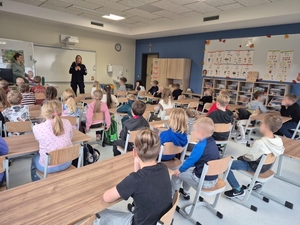Zdjęcie przedstawia policjantkę podczas spotkania z dziećmi.