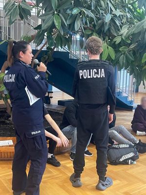 zdjęcie przedstawia policjantki w szkole