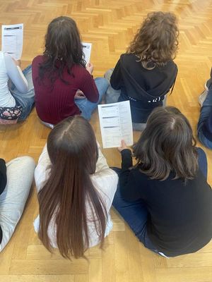 zdjęcie przedstawia policjantki w szkole