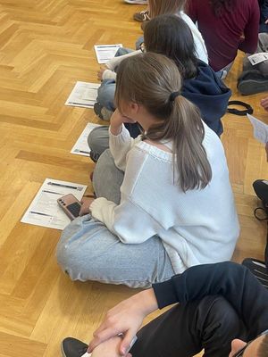 zdjęcie przedstawia policjantki w szkole