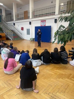 zdjęcie przedstawia policjantki w szkole