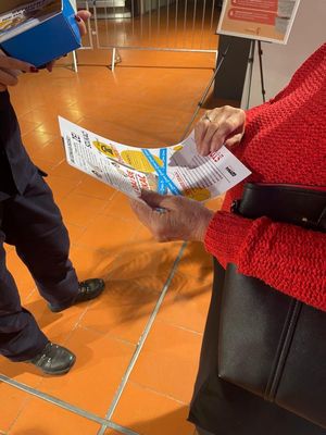 zdjęcia przedstawiają policjantkę i seniorów podczas spotkania