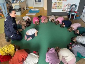 Policjantka podczas spotkania z dziećmi.