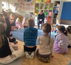 Policjantka podczas spotkania z dziećmi.