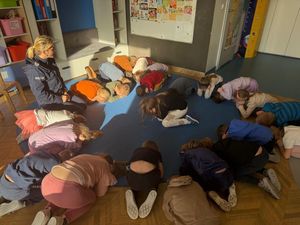 Policjantka podczas spotkania z dziećmi.