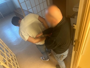 Policjanci prowadzą zatrzymanego.