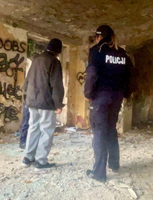 Policjanci rozmawiają z osobami znajdującymi się w kryzysie bezdomności.