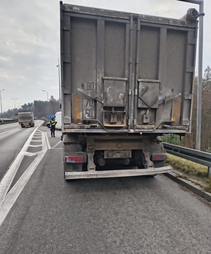 zdjęcia przedstawiają policjantów podczas służby