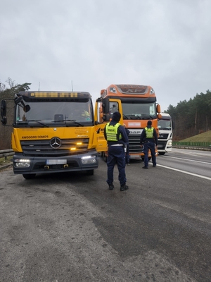 zdjęcia przedstawiają policjantów podczas służby