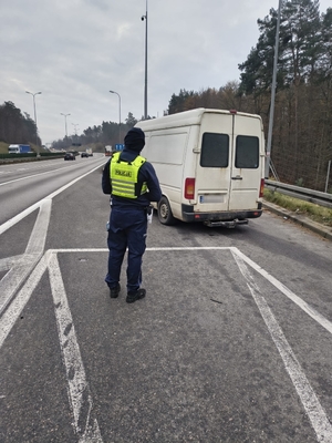 zdjęcia przedstawiają policjantów podczas służby
