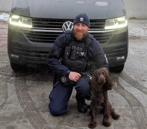 zdjęcia przedstawiają psa i policjanta
