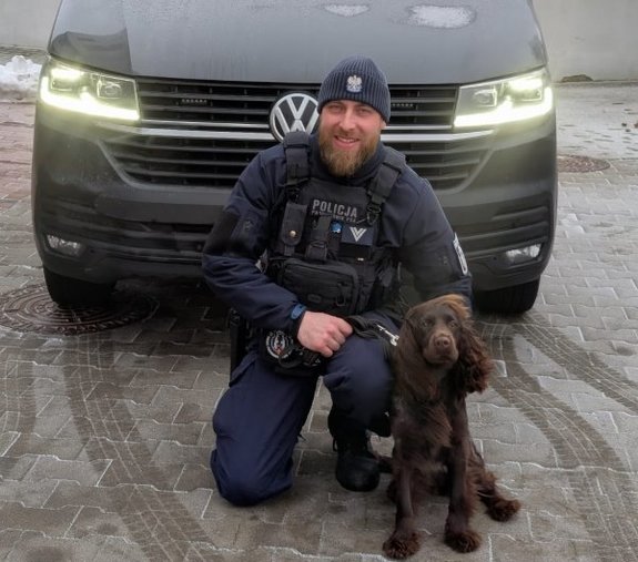 zdjęcia przedstawiają psa i policjanta