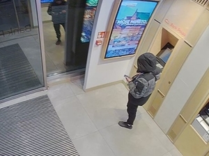 zdjęcia przedstawiają mężczyznę z nagrania monitoringu