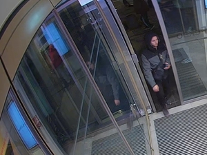 zdjęcia przedstawiają mężczyznę z nagrania monitoringu