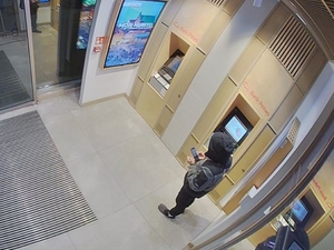 zdjęcia przedstawiają mężczyznę z nagrania monitoringu