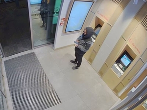 zdjęcia przedstawiają mężczyznę z nagrania monitoringu