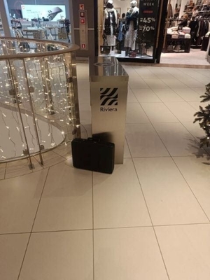 zdjęcie przedstawia neseser w galerii handlowej