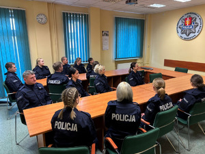 zdjęcie przedstawia policjantów