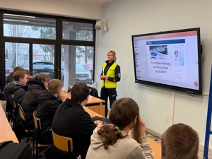 zdjęcia przedstawiają policjantki podczas prelekcji w szkole