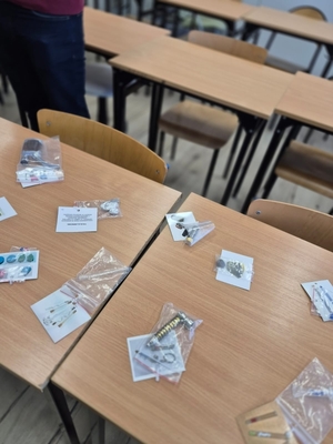 zdjęcia przedstawiają policjantki podczas prelekcji w szkole