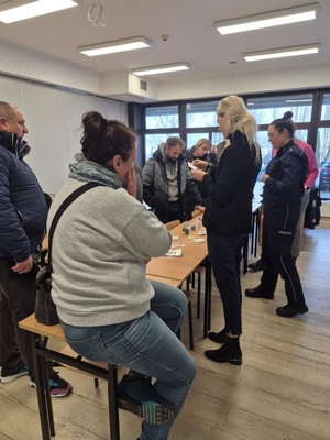 zdjęcia przedstawiają policjantki podczas prelekcji w szkole