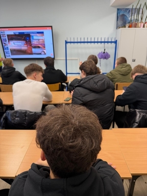 zdjęcia przedstawiają policjantki podczas prelekcji w szkole