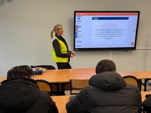 zdjęcia przedstawiają policjantki podczas prelekcji w szkole