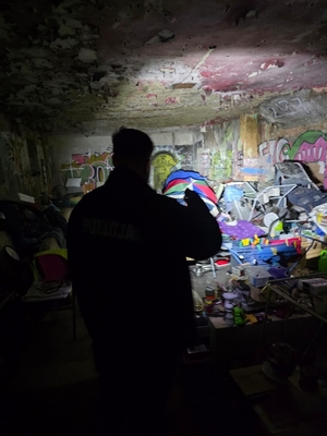 Funkcjonariusze kontrolują miejsca gromadzenia się osób w kryzysie bezdomności.