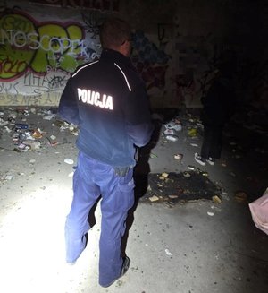Funkcjonariusze kontrolują miejsca gromadzenia się osób w kryzysie bezdomności.