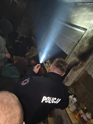 Funkcjonariusze kontrolują miejsca gromadzenia się osób w kryzysie bezdomności.