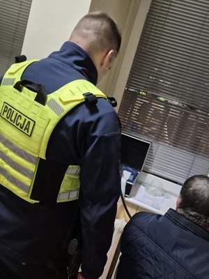 zdjęcia przedstawiają policjantów podczas działań