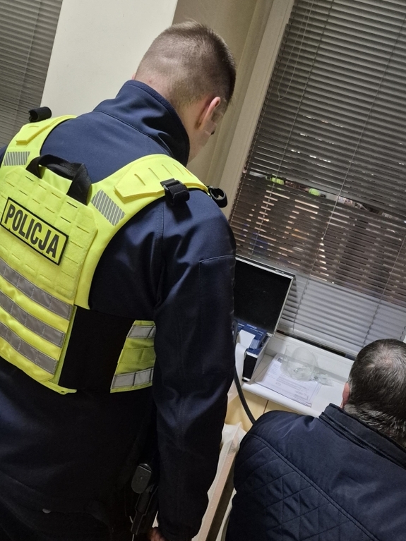 zdjęcia przedstawiają policjantów podczas działań