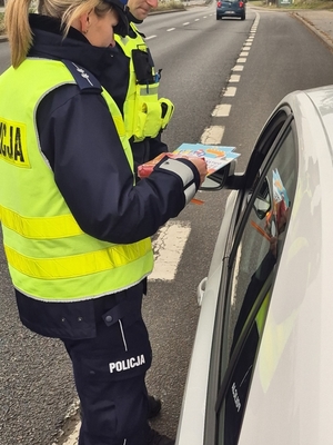 zdjęcia przedstawiają policjantów podczas działań