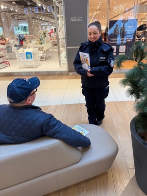 zdjęcie przedstawia policjantki w galerii