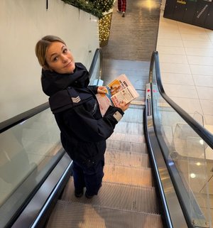 zdjęcie przedstawia policjantki w galerii