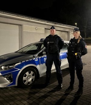 zdjęcie przedstawia policjantów