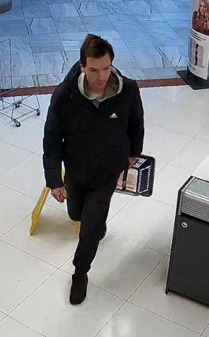 Zdjęcie przedstawia typowanego sprawcę kradzieży.