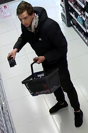 Zdjęcie przedstawia typowanego sprawcę kradzieży.