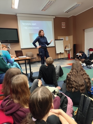 zdjęcia przedstawiają policjantkę w szkole