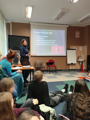 zdjęcia przedstawiają policjantkę w szkole