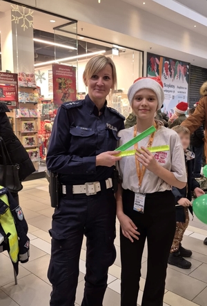 zdjęcia przedstawiają policjantów w galerii handlowej